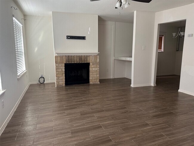 Primary Photo - 744 Memorial Mews St