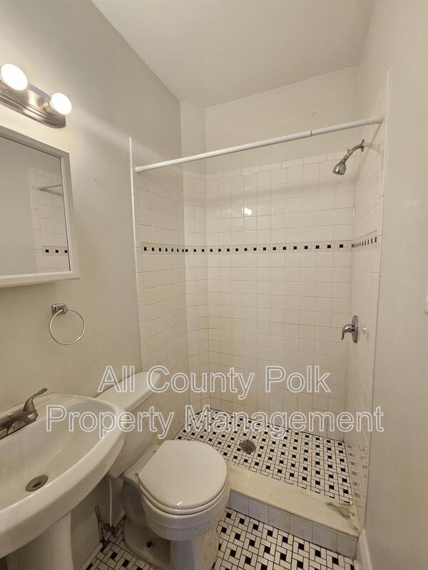 Building Photo - 719 S New York Ave