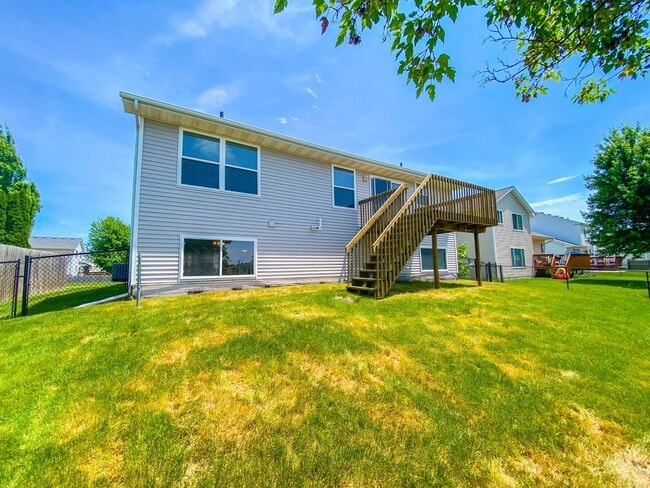 Building Photo - 450 SE Westgate Dr