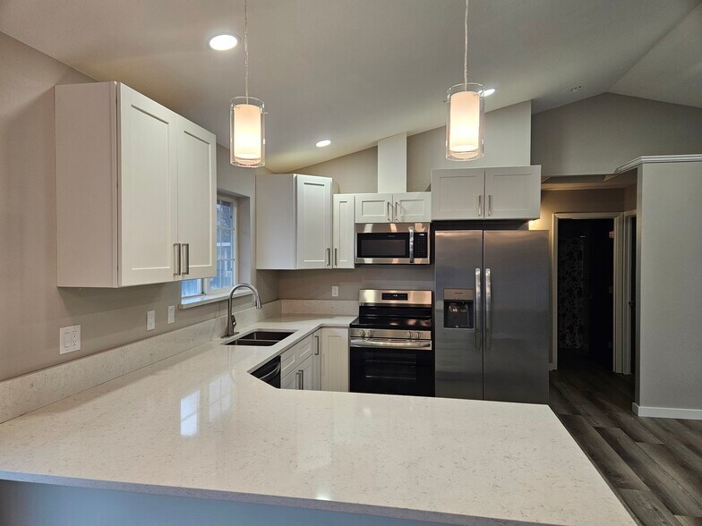 Building Photo - 1355 Yost Cir NE