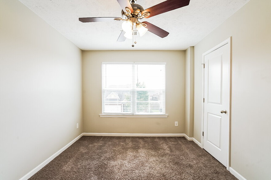 Building Photo - 1718 Hartford Ln