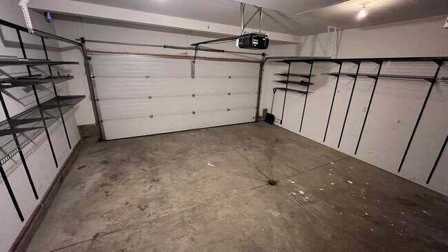 Building Photo - 3 Bed, 2.5 Bath - Beautiful Mountain Views - Close to JBER!