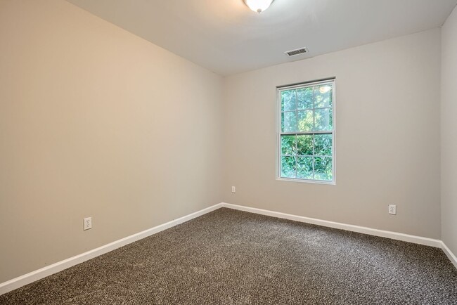 Building Photo - Affordable 2 Story Home - Fresh Paint - New flooring Large Lot - Close to Downtown Atlanta
