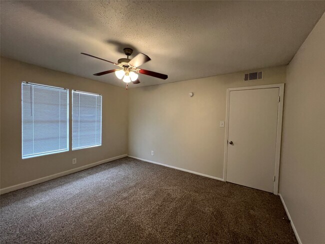 Building Photo - 5415 Scott St