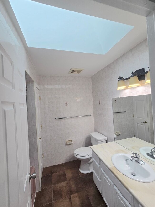 Building Photo - Recently painted & carpeted townhouse with 1,200+ SQ FT, 3-bedroom, 2.5 bathroom and lots of amen...