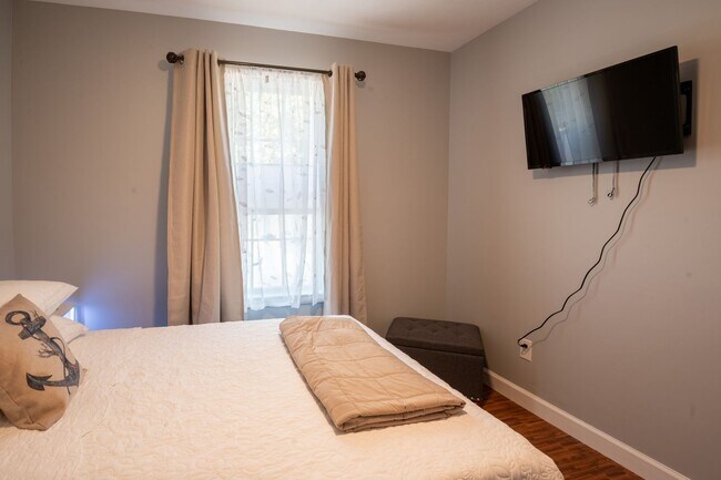 Building Photo - FURNISHED OFF-SEASON MONTHLY RENTAL