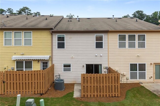 Building Photo - 318 Knelston Oak Dr NE
