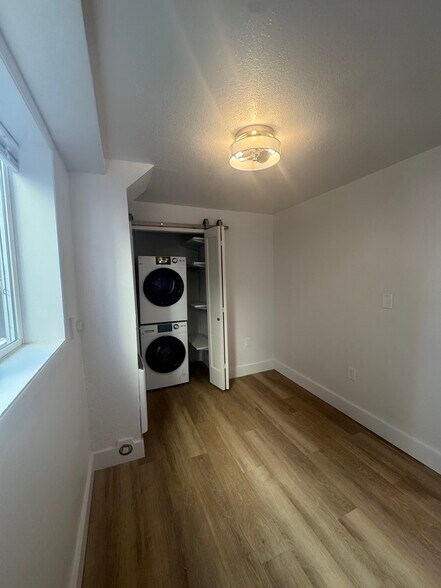 Bedroom/office 1, in-unit laundry - 3948 S Brandon St