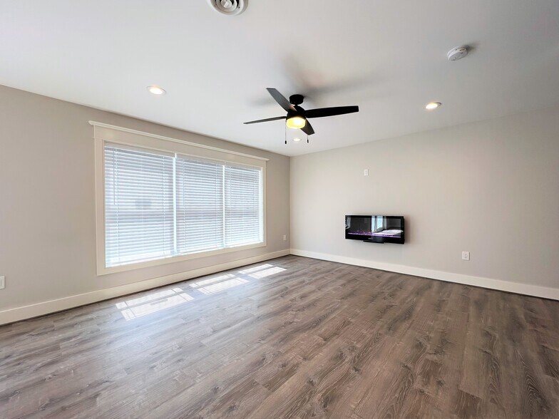 Building Photo - 10975 Main St