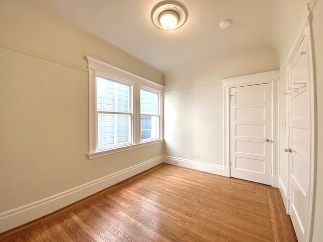 Building Photo - 4BR/2BA in Haight. IN-UNIT LAUNDRY! DISHWA...