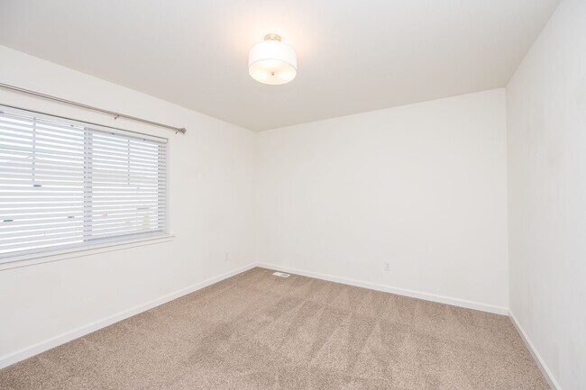 Building Photo - 3 Bedroom home in Yelm with Garage