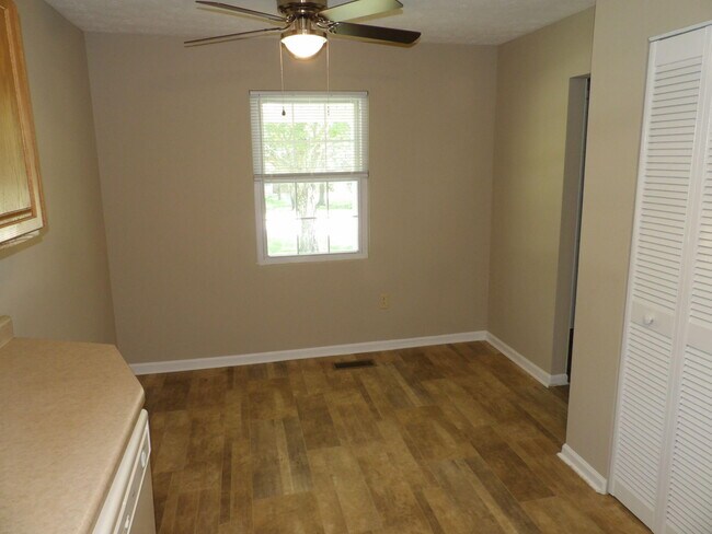 Building Photo - 248 Meadowview Dr
