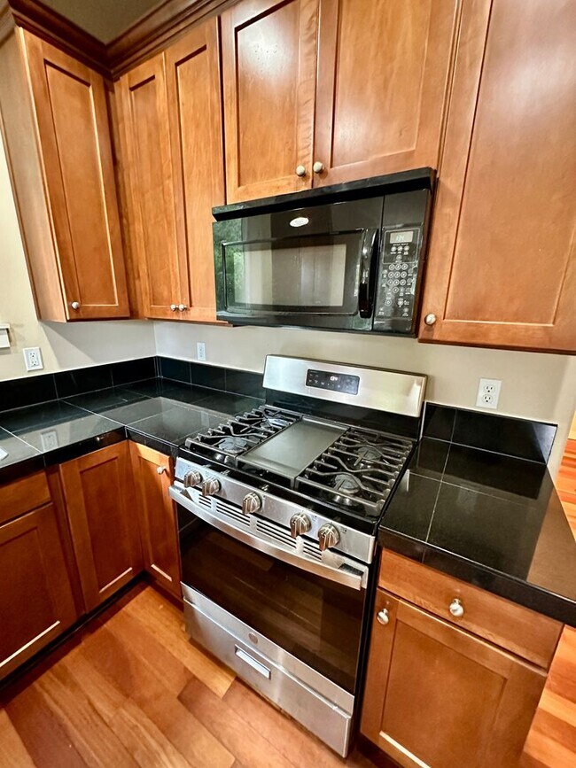 Building Photo - Beautiful 6-bedroom 4-bathroom home in an upscale neighborhood in the Sexton Mountain section of ...