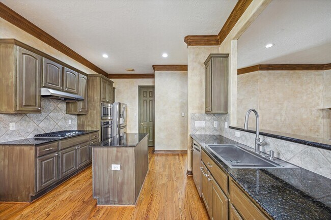 Building Photo - 2802 Briarhurst Park