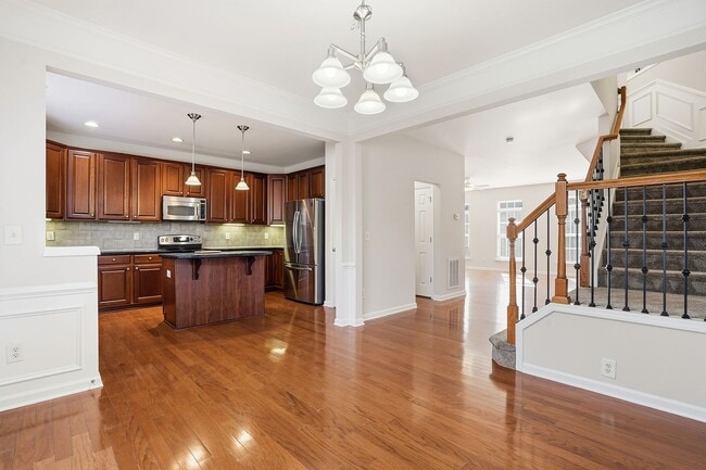 Building Photo - STUNNING TOWNHOME-AVAILABLE FOR IMMEDIATE ...