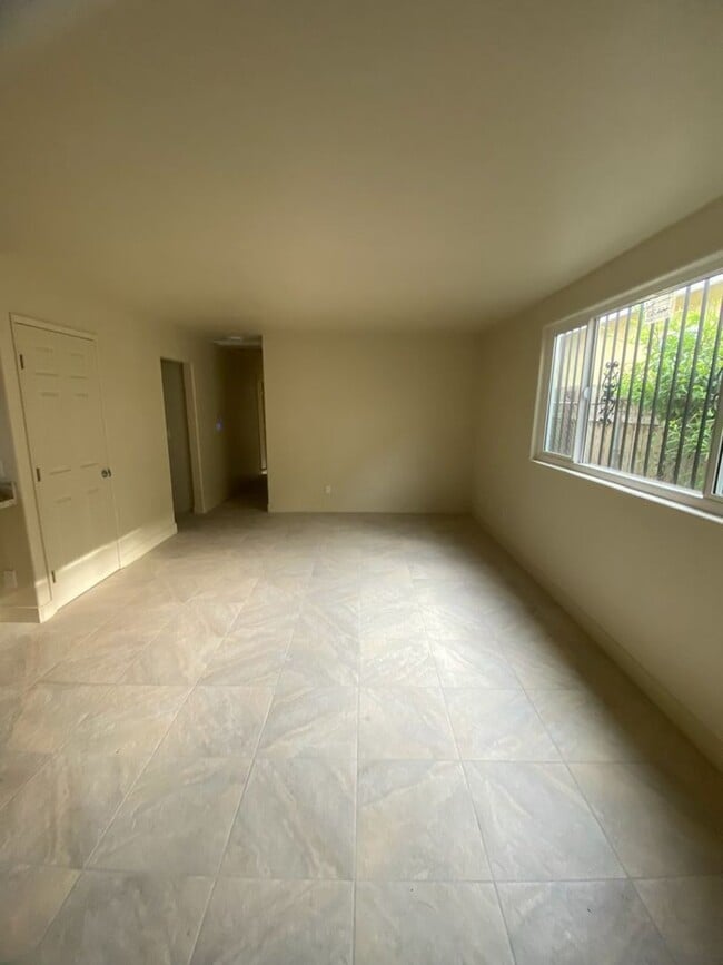 Building Photo - 4bd 2 ba House Available For Rent