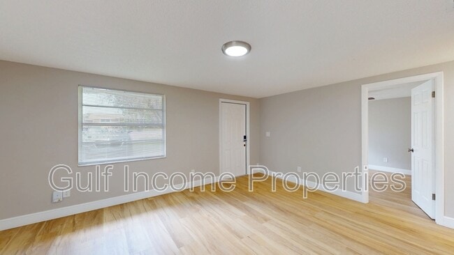 Building Photo - 2515 30th Ave Dr E