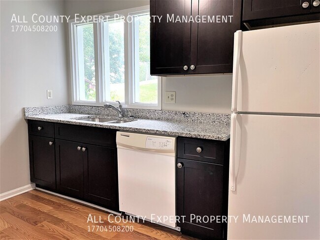 Building Photo - Near Lake Lanier - Great 2 bedroom duplex