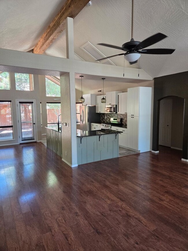 Building Photo - Move-In Ready! Bright & Airy 3-Bedroom Hom...