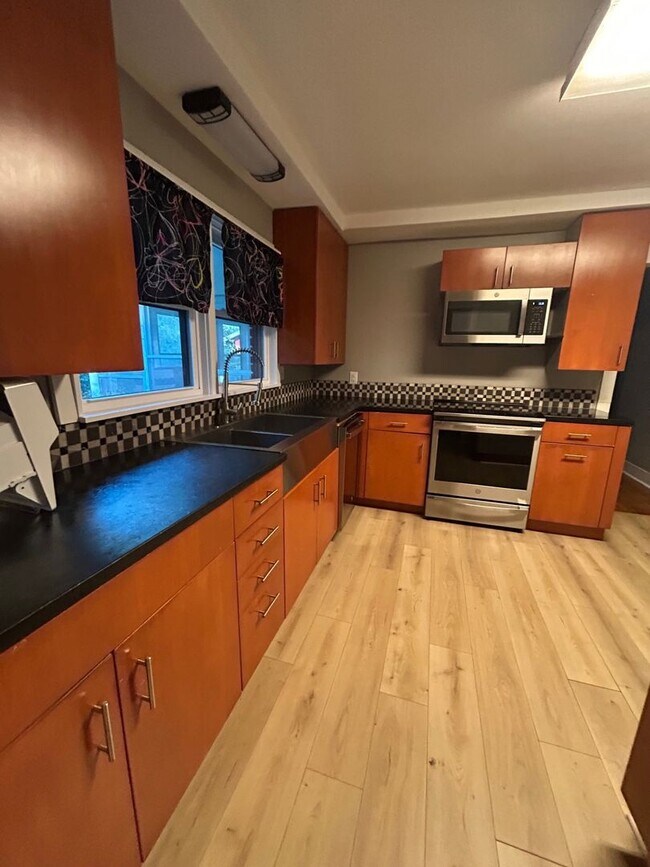 Building Photo - Beautiful updated 4 Bedroom, 3 Bath Ranch ...