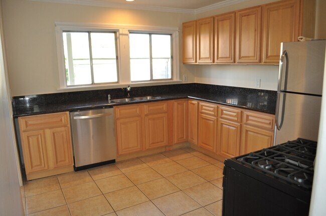 Building Photo - 1352 Masselin Ave