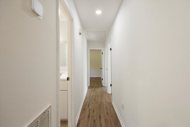 Building Photo - 4015 Shady Oak Dr