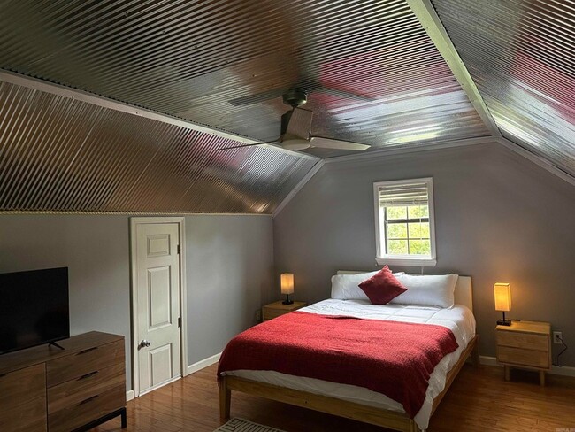 Building Photo - 896 Vaughn Rd