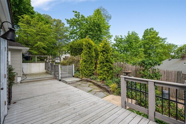 Building Photo - 32 Crescent Dr