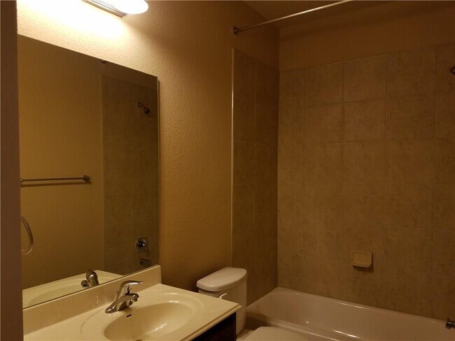 Building Photo - 743 Easton Dr