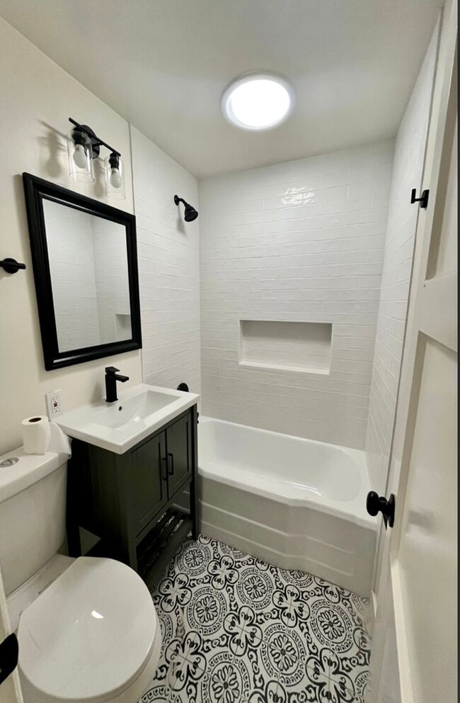 Building Photo - 4330 Kendall St