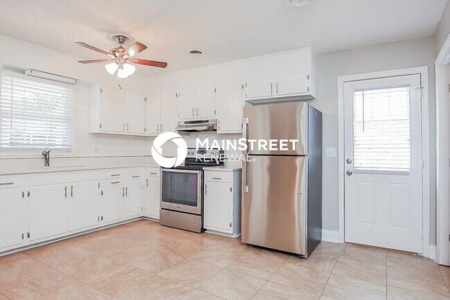Building Photo - 3 Bedroom Pet-Friendly Home in Greensboro, NC with Main Street Renewal