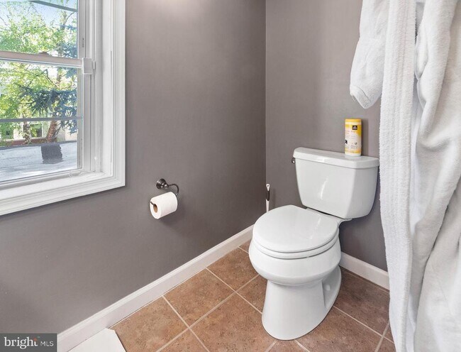 Building Photo - 213 Montrose St