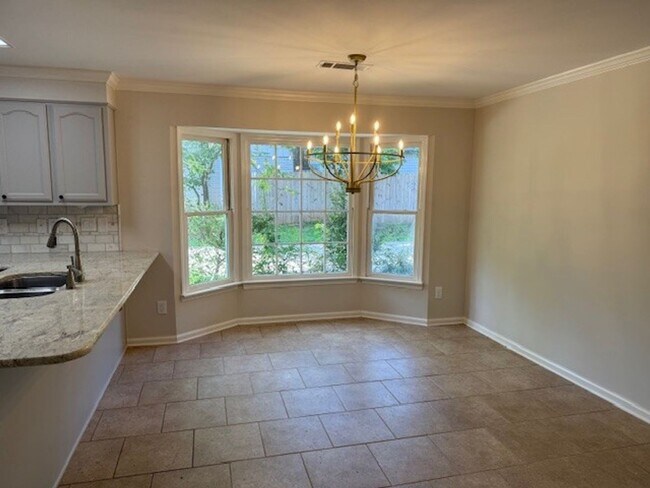 Building Photo - Beautiful 4 Bed 2.5 Bath Available Now!