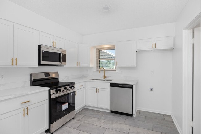 Building Photo - 3 bedroom, 2 bath recently renovated in So...