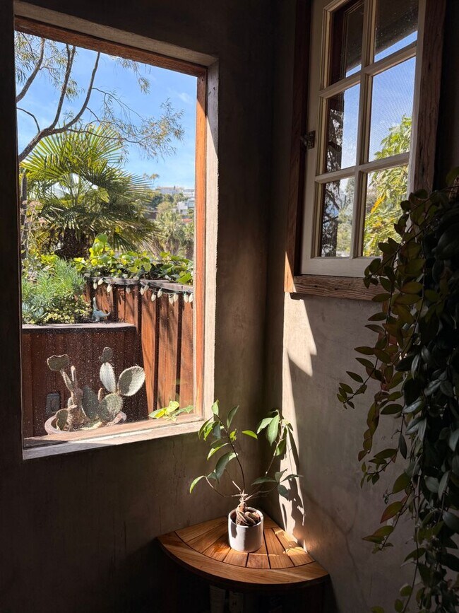 Building Photo - Furnished 1940s Beachwood Canyon Retreat with Treetop Deck + Creative Loft!