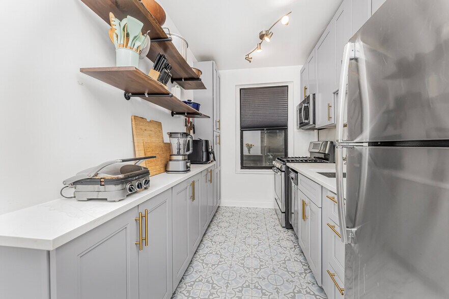 Building Photo - 306 E Mosholu Pky S