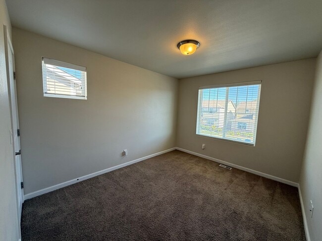 Building Photo - Spacious Modern Puyallup Home