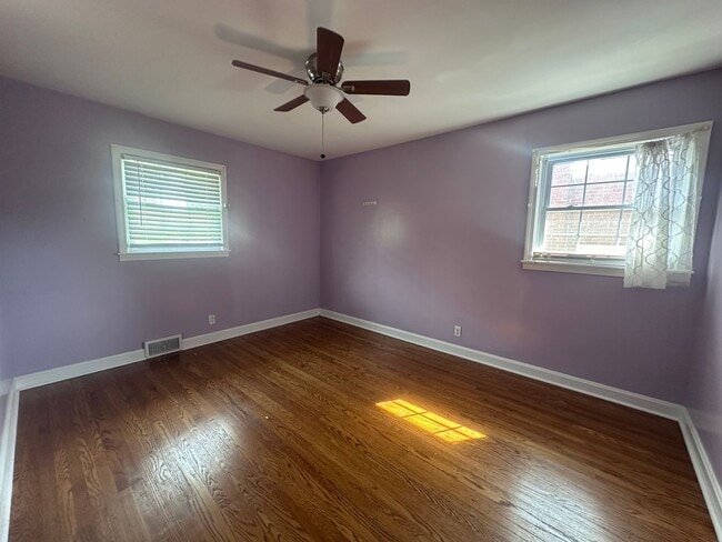 Building Photo - Hikes Point 3+ bedroom home with finished basement and garage