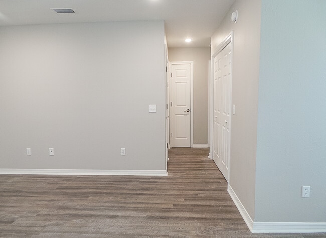 Building Photo - 723 S Berthe Ave