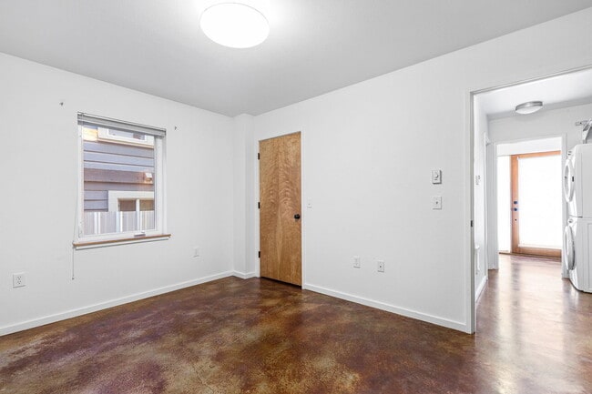 Building Photo - 500 NE Brazee St