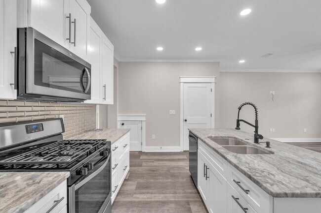 Building Photo - Modern 3 Bedroom Townhome!!