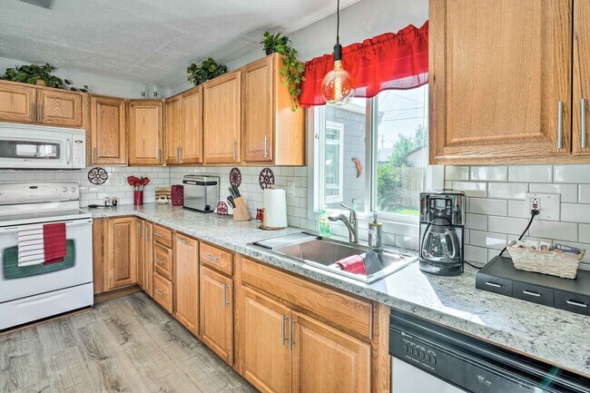 Building Photo - 1217 Falcon Ave