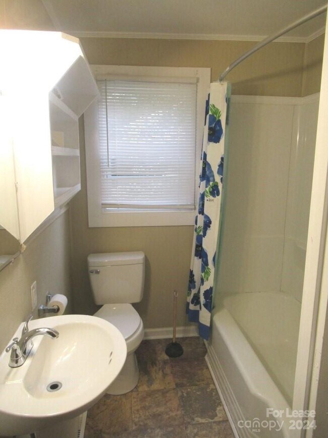 Building Photo - 421 Jennings St