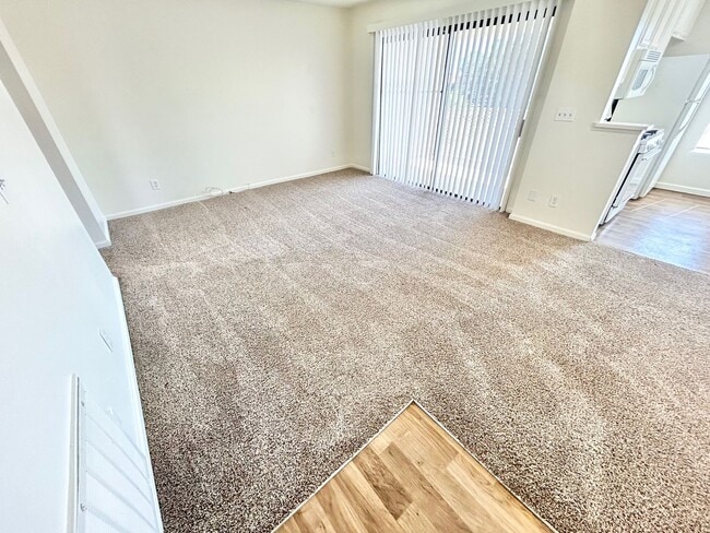 Building Photo - ADORABLE UPSTAIRS CONDO! 2 BEDROOM / 2 FUL...