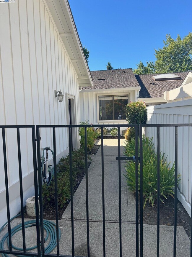 Building Photo - 515 Rolling Hills Ln