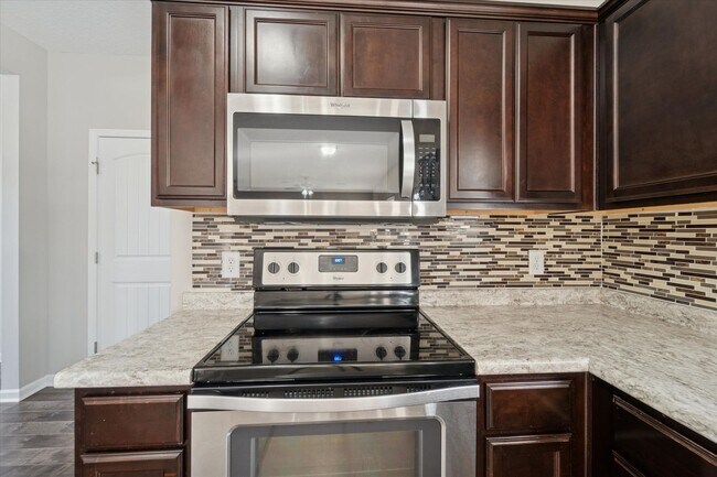 Building Photo - AVAILABLE NOW! (Pet Friendly)