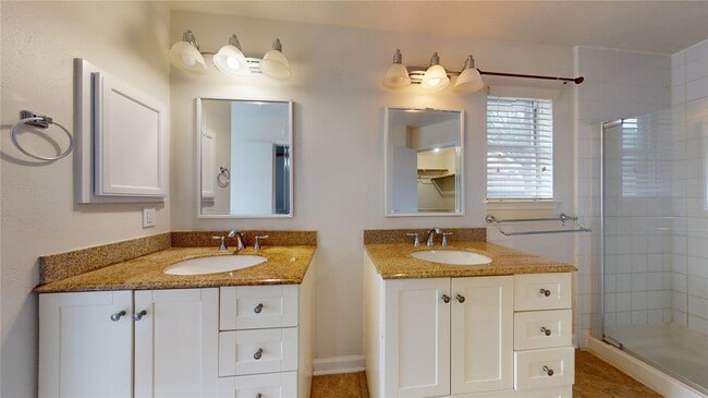 Building Photo - 806 N Willow Dr