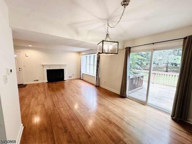 Building Photo - 111 Almond Dr