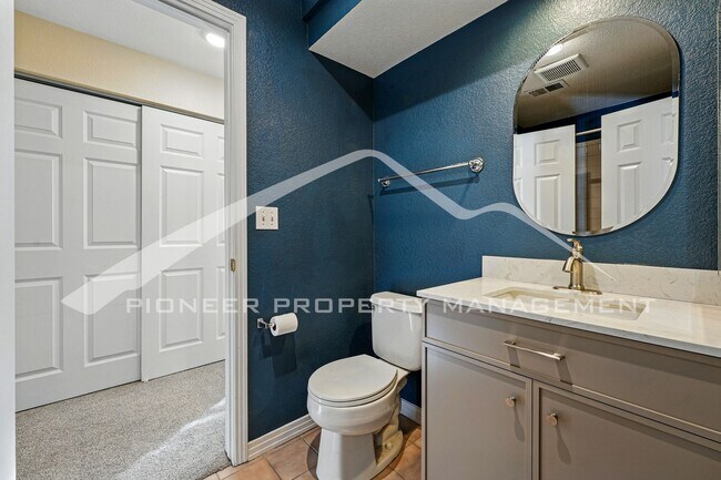 Building Photo - Updated Condo with Central AC!