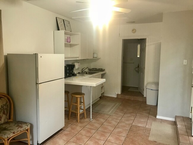 Building Photo - Affordable studio in Gulf Gate!! Incl's water & electric!